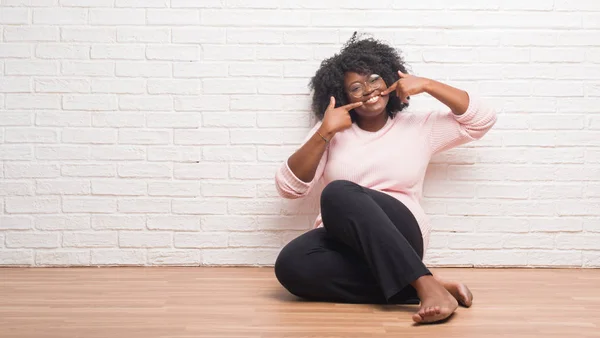 Молодая Африканская Американка Сидящая Дома Полу Уверенно Улыбаясь Показывая Показывая — стоковое фото