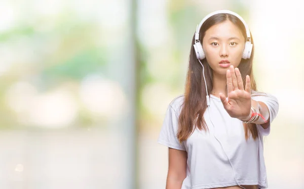 Genç Asyalı Kadın Müzik Giyen Kulaklık Izole Arka Plan Ile — Stok fotoğraf