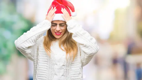 Mladá Krásná Žena Nosí Vánoční Čepice Izolované Pozadí Trpí Bolest — Stock fotografie