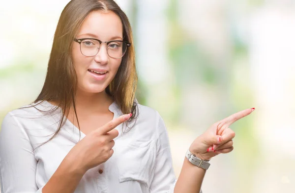 Joven Mujer Negocios Caucásica Hermosa Con Gafas Sobre Fondo Aislado —  Fotos de Stock