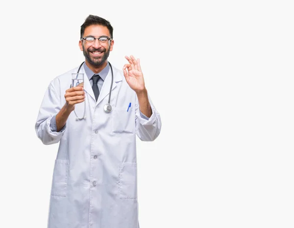 Médico Hispano Adulto Bebiendo Vaso Agua Sobre Fondo Aislado Haciendo — Foto de Stock