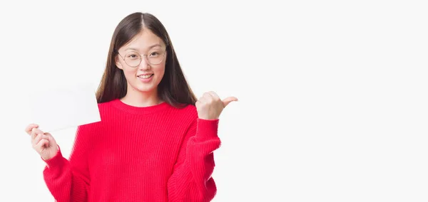 Jeune Femme Chinoise Sur Fond Isolé Tenant Carte Blanche Pointant — Photo