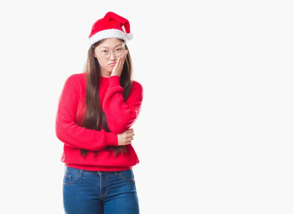 若い中国の女性を分離クリスマス帽子考えて探して疲れや交差腕を持つうつ病問題と退屈を着て背景 — ストック写真