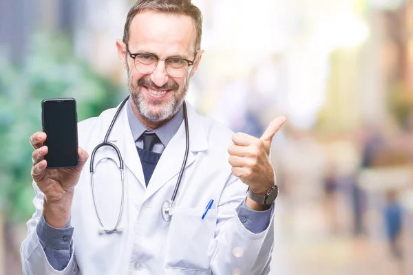 Medelåldern Senior Hoary Doktor Mannen Visar Smartphone Skärmen Över Isolerade — Stockfoto