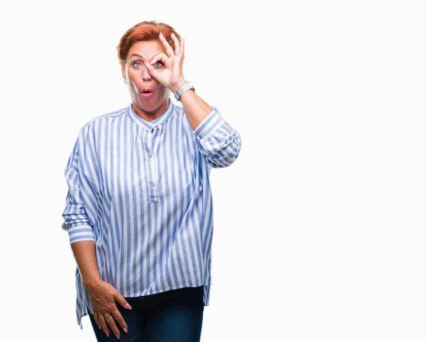 Στιβαρό Και Ανώτερος Καυκάσιος Κοκκινομάλλης Γυναίκα Απομονωμένη Φόντο Κάνει Εντάξει — Φωτογραφία Αρχείου