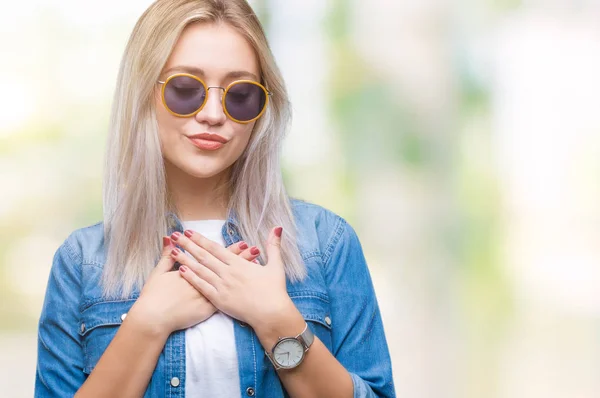Mladá Blond Žena Nosí Sluneční Brýle Izolované Pozadí Úsměvem Ruce — Stock fotografie