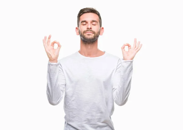 年轻英俊的男人在孤立的背景下放松和微笑闭上眼睛做冥想手势用手指 瑜伽理念 — 图库照片