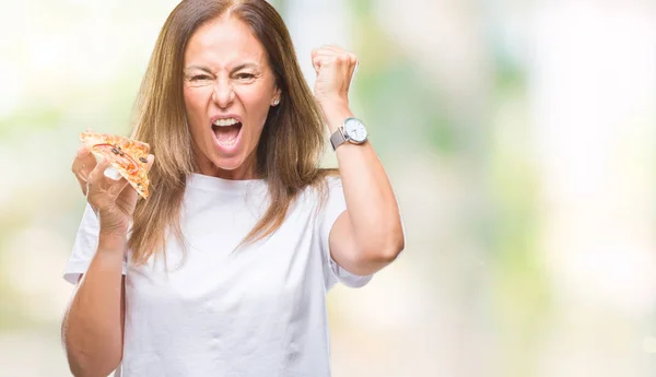 Medioevo Donna Ispanica Mangiare Pizza Fetta Sfondo Isolato Infastidito Frustrato — Foto Stock