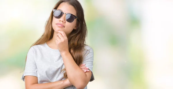 Jovem Bela Mulher Morena Usando Óculos Sol Sobre Fundo Isolado — Fotografia de Stock