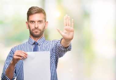 Boş kağıt açık eliyle dur işareti ile ciddi ve kendine güvenen ifade, savunma jest yapıyor izole arka plan üzerinde tutan genç yakışıklı adam