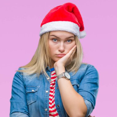 Seyir yorgun ve bıkkın ile depresyon sorun Çapraz kollar ile izole arka plan düşünme üzerinde Noel şapka giyen genç beyaz kadın.