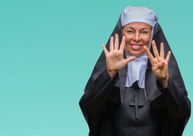 Orta yaş üst düzey Hıristiyan Katolik Rahibe kadın gösterilen ve parmakları ile işaret izole arka plan üzerinde numara 9 kendinden emin ve mutlu gülümseyerek süre.