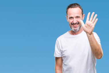 Orta yaş ağarmış komuta sizde gösterilen ve parmakları ile işaret izole arka plan üzerinde beyaz t-shirt giyen beş kendinden emin ve mutlu gülümseyerek iken numara.
