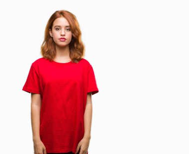 Yüzünde ciddi bir ifade olan, soyutlanmış bir geçmişi olan güzel bir kadın. Basit ve doğal bir şekilde kameraya bakıyorsun..