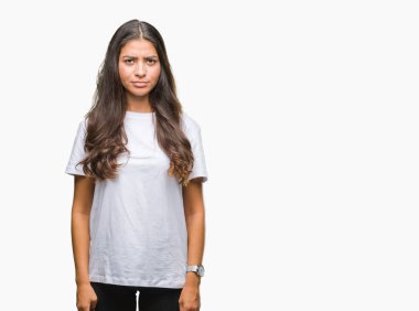 Genç güzel Arap kadın üzerinde izole arka plan şüpheci ve sinir, çatık sorunu nedeniyle üzgün. Negatif kişi.