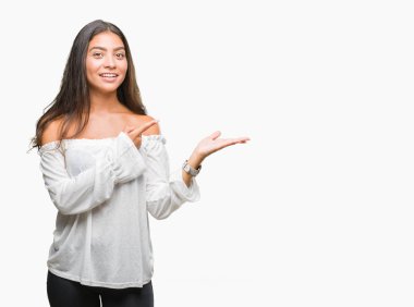 Genç güzel Arap kadın üzerinden hayran ve el ile sunulması ve parmak ile işaret ederken kameraya gülümseyen izole arka plan.