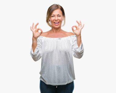 Orta yaş izole arka plan üzerine İspanyol kadın kıdemli sakin ol ve gülümseyen gözlerle parmak ile meditasyon jest yapıyor kapalı. Yoga kavramı.