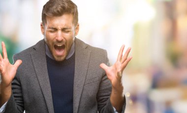 Genç iş adamı üzerinde arka plan deli kutluyor izole ve crazy arms ile başarı için kaldırdı ve heyecanlı çığlık gözleri kapalı yakışıklı. Kazanan kavramı