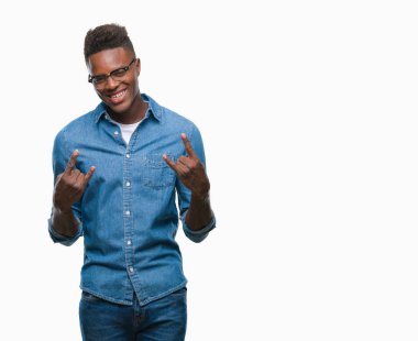 Afrikalı-Amerikalı genç rock simge elle yapıyor deli ifade ile bağırarak izole arka plan üzerinde. Müzik yıldızı. Ağır kavramı.