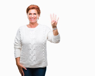 Gösterilen arka plan üzerinde kış kazak giyen Atrractive üst düzey beyaz Kızıl saçlı kadın izole ve parmakları ile işaret kendinden emin ve mutlu gülümseyerek süre dört numara.