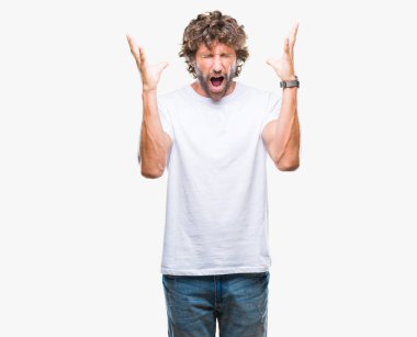 Yakışıklı İspanyol model adam arka plan deli kutluyor izole ve crazy arms ile başarı için kaldırdı ve heyecanlı çığlık gözler kapalı. Kazanan kavramı