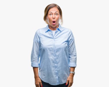 Orta yaş üst düzey İspanyol kadın izole arka plan korkuyor ve sürpriz ifade ile şok yüzünden korku ve yüz heyecanlı.