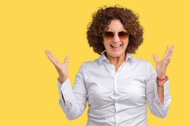 Arka plan deli kutluyor güzel orta ager üst düzey iş kadını üzerinde güneş gözlüğü takıyor izole ve crazy arms ile başarı için kaldırdı ve heyecanlı çığlık gözler kapalı. Kazanan kavramı