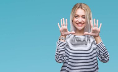 Sarışın genç kadın gösterilen ve parmakları ile işaret izole arka plan üzerinde kendinden emin ve mutlu gülümseyerek süre on numara.