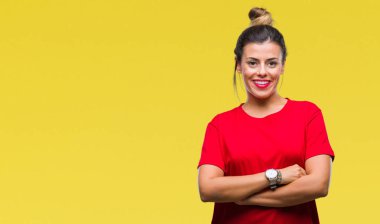 İzole arka plan mutlu yüz çapraz silah kameraya bakarak ile gülümseyen genç güzel kadın. Olumlu bir kişi.