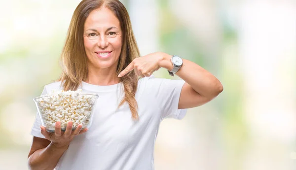 Moyen Age Femme Hispanique Manger Pop Corn Sur Fond Isolé — Photo
