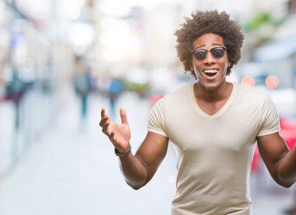 Hombre Afroamericano Con Gafas Sol Sobre Fondo Aislado Celebrando Loco —  Fotos de Stock