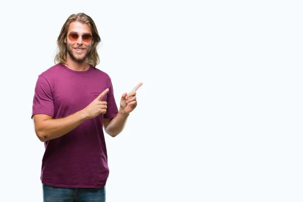 Junger Gutaussehender Mann Mit Langen Haaren Sonnenbrille Über Isoliertem Hintergrund — Stockfoto