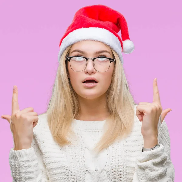 Junge Kaukasische Frau Mit Weihnachtsmütze Vor Isoliertem Hintergrund Erstaunt Und — Stockfoto