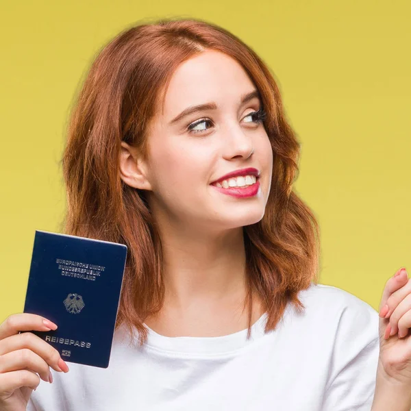 若くてきれいな女性側の手と指で指す非常に幸せの分離の背景にドイツのパスポートを保持しています — ストック写真