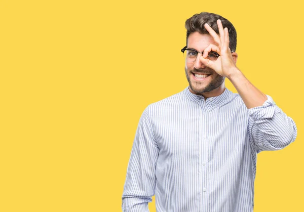 Joven Hombre Guapo Sobre Fondo Aislado Haciendo Buen Gesto Con —  Fotos de Stock