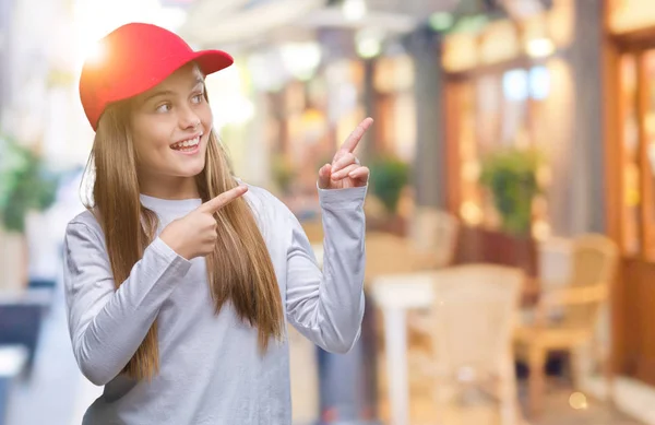 Joven Hermosa Chica Con Gorra Roja Fondo Aislado Sonriendo Mirando —  Fotos de Stock