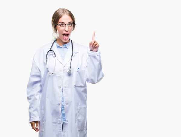 Linda Jovem Mulher Médica Loira Vestindo Uniforme Médico Sobre Fundo — Fotografia de Stock