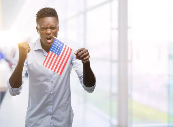 Joven Hombre Afroamericano Sosteniendo Bandera Molesto Frustrado Gritando Con Ira —  Fotos de Stock