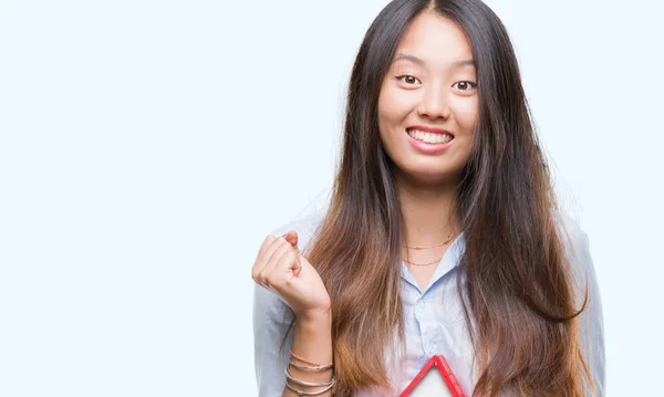 Ung Asiatisk Kvinna Verkliga Tillstånd Agent Håller Hus Isolerat Bakgrunden — Stockfoto