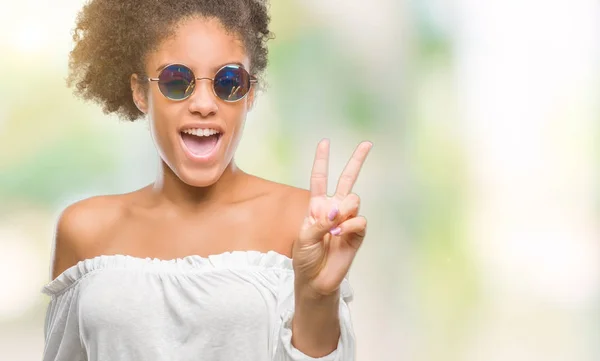 Joven Mujer Afroamericana Con Gafas Sol Sobre Fondo Aislado Sonriendo —  Fotos de Stock