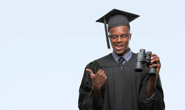 Ung Utexaminerades Afroamerikanska Man Letar Efter Ett Jobb Med Kikare — Stockfoto