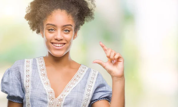 Joven Mujer Afroamericana Sobre Fondo Aislado Sonriente Seguro Gesto Con — Foto de Stock