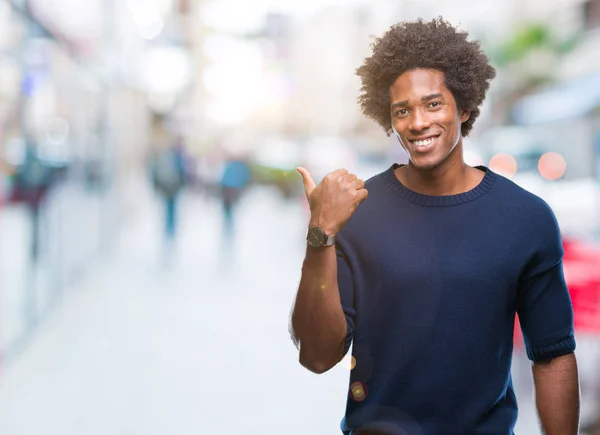 Hombre Afroamericano Sobre Fondo Aislado Sonriendo Con Cara Feliz Mirando — Foto de Stock