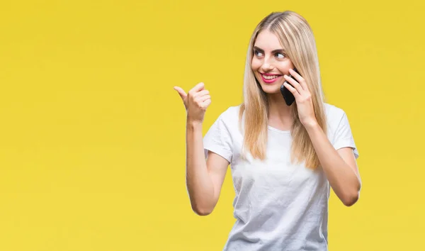 Joven Hermosa Mujer Rubia Hablando Con Teléfono Inteligente Sobre Fondo — Foto de Stock