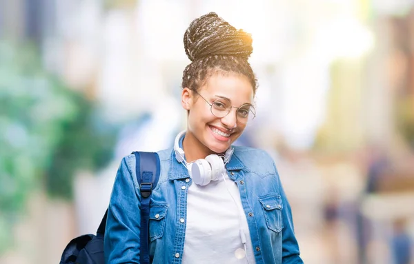 Ung Flätad Hår Afroamerikanska Student Tjej Bär Ryggsäck Över Isolerade — Stockfoto