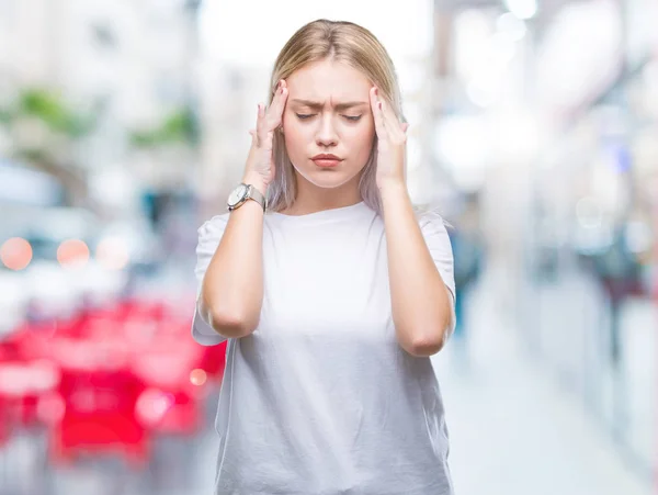 年轻的金发女人在孤立的背景下 手头疼痛的头部 因为压力 患偏头痛 — 图库照片