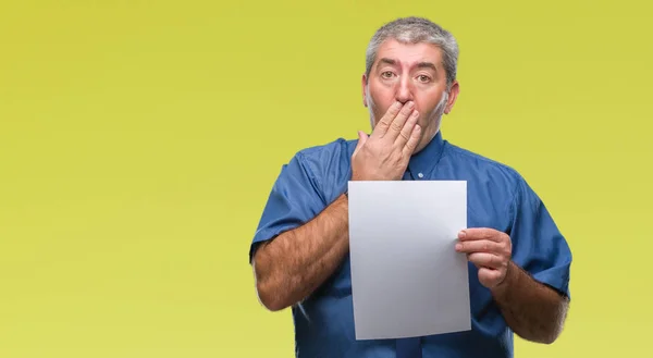 Bonito Homem Sênior Segurando Papel Folha Branco Sobre Fundo Isolado — Fotografia de Stock