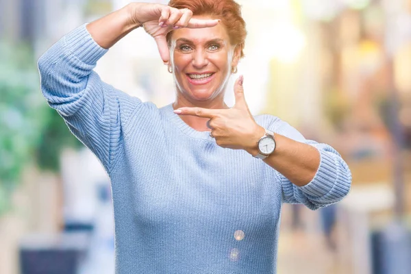 Atraktive Ältere Kaukasische Rothaarige Frau Über Isoliertem Hintergrund Lächelnd Rahmen — Stockfoto