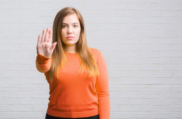 Jonge Volwassen Vrouw Witte Bakstenen Muur Met Open Hand Doen — Stockfoto