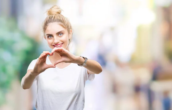 Mladá Krásná Blondýna Žena Nosí Bílé Tričko Izolované Pozadí Úsměvem — Stock fotografie